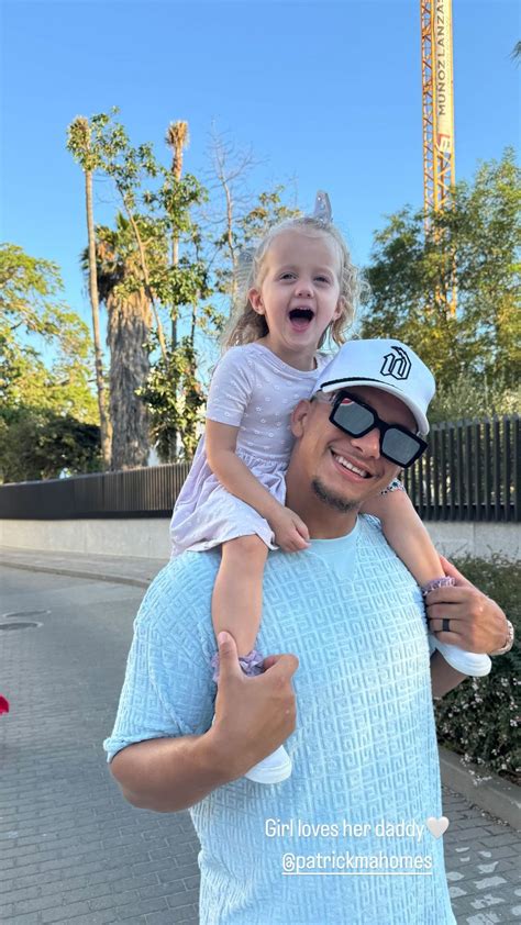 daddy daughter massage|Patrick Mahomes Gives Daughter Sterling a Piggyback Ride.